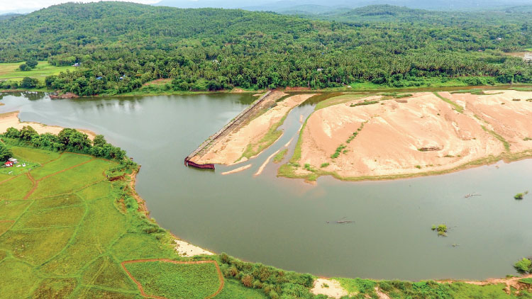 അരികുതകർന്ന്​, അപായം വിതച്ച്​ സംസ്ഥാനത്തെ ആദ്യ ഉരുക്ക് തടയണ