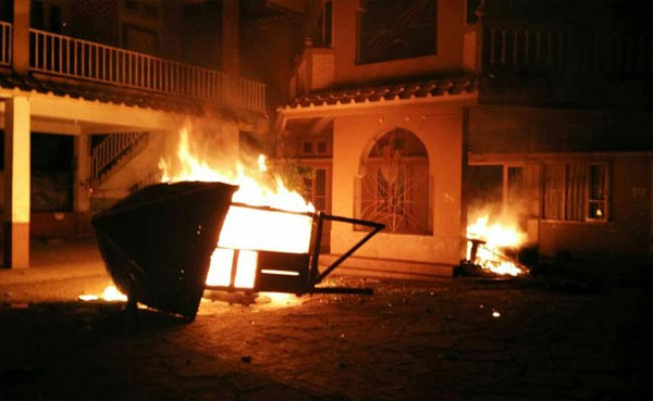 മണിപ്പൂരില്‍ മന്ത്രിയുടെയും അഞ്ച് എം.എല്‍.എമാരുടെയും വീടിന് തീയിട്ടു