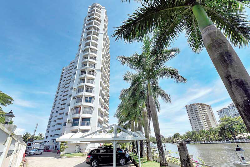 മരടിലെ ഫ്ലാറ്റുകള്‍ ഒഴിയാന്‍ സമയം നീട്ടിനല്‍കില്ലെന്ന് സബ്കലക്ടര്‍