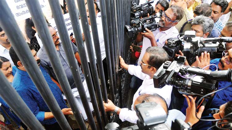 മരടിലെ 1800 നിർമാണങ്ങൾ കുരുക്കിൽ