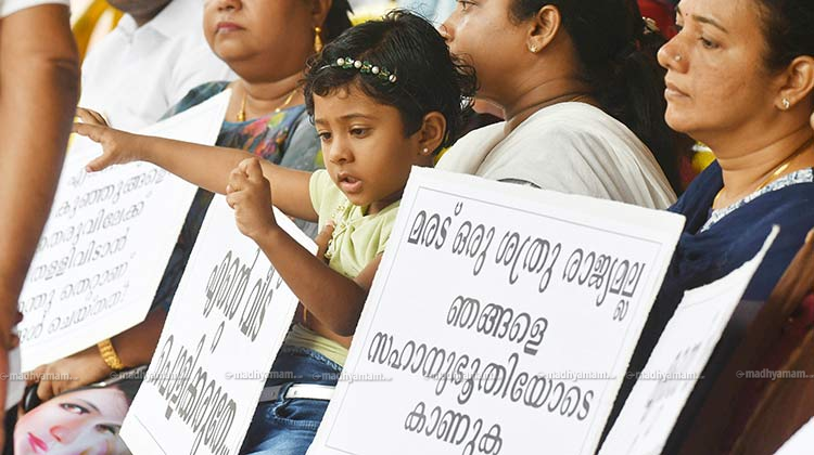 ഭരണസ്തംഭനം; ‘സെക്രട്ടറിയെ’ ചൊല്ലി മരട്​ നഗരസഭ കൗൺസിലിൽ ബഹളം