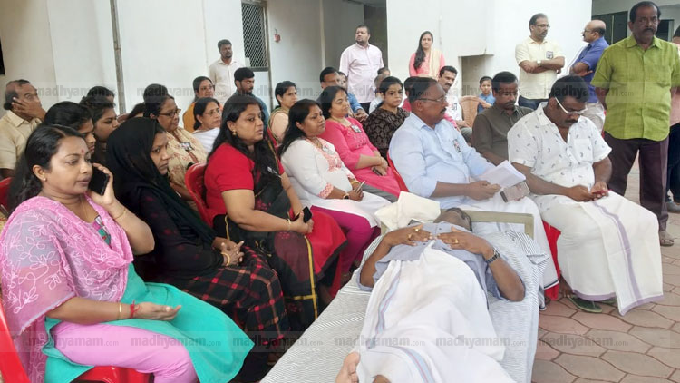 മരട് ഫ്ളാറ്റുടമകൾ നിരാഹാരത്തിൽ VIDEO