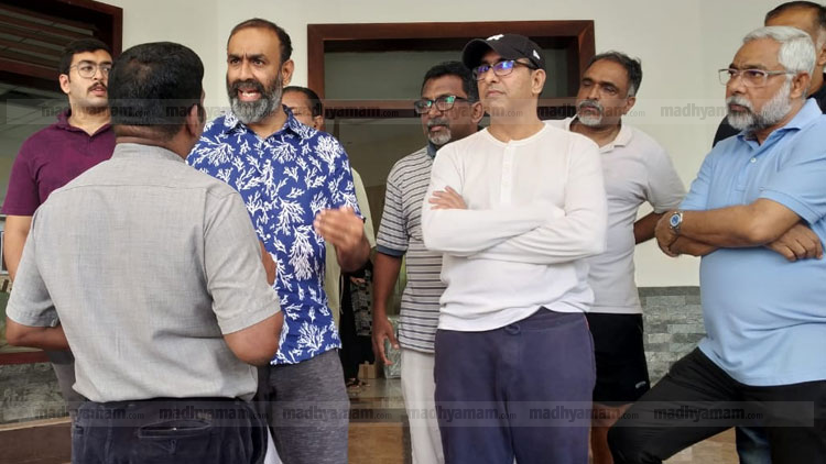 മരട് ഫ്ളാറ്റുകളിലെ ഒഴിപ്പിക്കൽ നടപടി തുടങ്ങി VIDEO