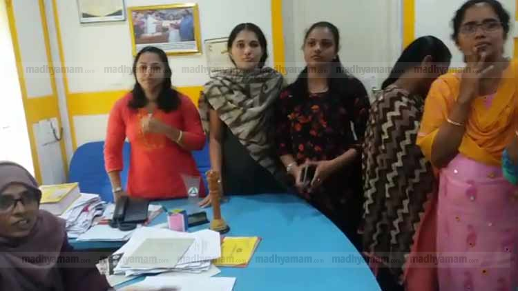 പൊടിശല്യം; നഗരസഭാധ്യക്ഷയെ ഉപരോധിച്ച് മരടിലെ വീട്ടമ്മമാർ -VIDEO