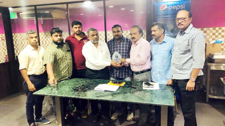 മ​​ര​​ക്കാ​​ർ മ​​ങ്ക​​ട​​ക്ക് യാ​ത്ര​യ​യ​പ്പ്​ ന​ൽ​കി