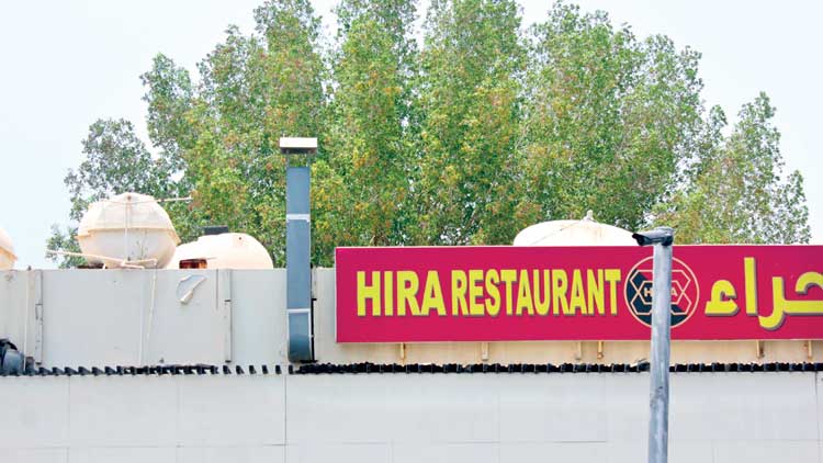 ഓ​ർ​മ​ക​ൾ നെ​ഞ്ചി​ല​ടു​ക്കി​പ്പി​ടി​ച്ചൊ​രു മ​ര​വും കു​റേ പൂ​ച്ച​ക​ളും