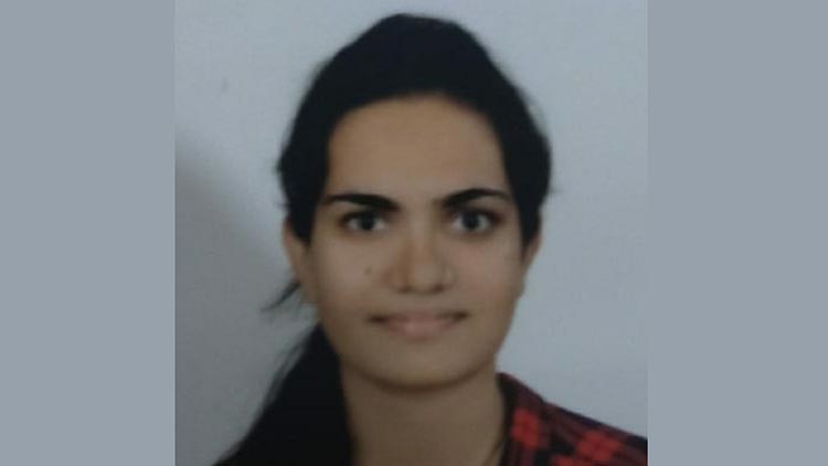 കുടുംബത്തോടൊപ്പം നീന്തുന്നതിനിടെ പെൺകുട്ടി കുളത്തിൽ മുങ്ങിമരിച്ചു