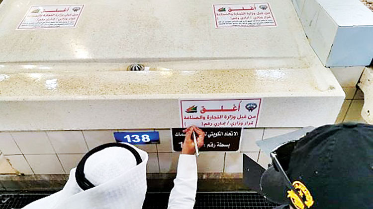 ലൈസൻസില്ല ; ശർഖ് മത്സ്യമാർക്കറ്റിൽ  നാല് കടകൾ അടച്ചുപൂട്ടി