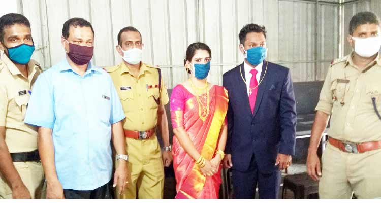 നി​തി​നും എ​ല്‍ബി​ക്ക​ും പൊ​ലീ​സ് സ്​​റ്റേ​ഷ​നി​ൽ വി​വാ​ഹ​സ​ദ്യ