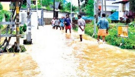 തിരുവനന്തപുരത്ത് ബണ്ട് പൊട്ടി വീടുകളില്‍ വെള്ളം കയറി