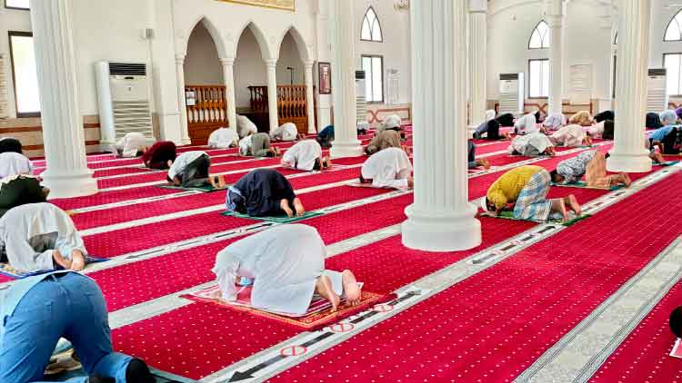 പള്ളി വാതിലുകൾ തുറന്നു; അകലം പാലിച്ച് മുസല്ല വിരിച്ച് വിശ്വാസികൾ പള്ളി വാതിലുകൾ തുറന്നു; അകലം പാലിച്ച് മുസല്ല വിരിച്ച് വിശ്വാസികൾ