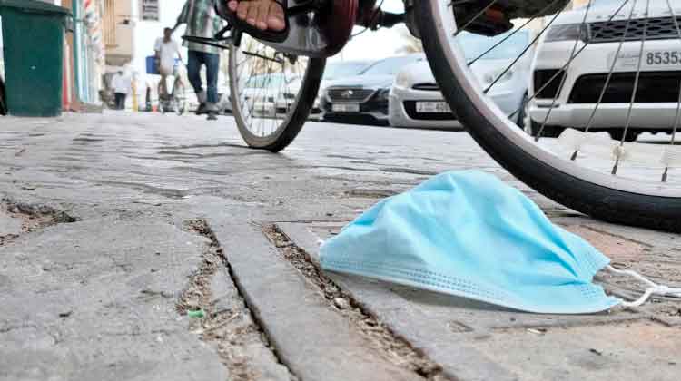 ഉ​പ​യോ​ഗി​ച്ച മാ​സ്‌​ക്കു​ക​ളും കൈ​യു​റ​ക​ളും റോ​ഡി​ലെ​റി​ഞ്ഞാ​ൽ 1,000 ദി​ർ​ഹം പി​ഴ