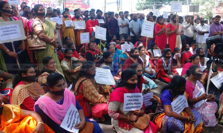 മത പരിവർത്തനം: ക്രിസ്​ത്യൻ സംഘടനകൾ കലക്​ടറേറ്റിന്​ മുന്നിൽ പ്രതിഷേധിച്ചു