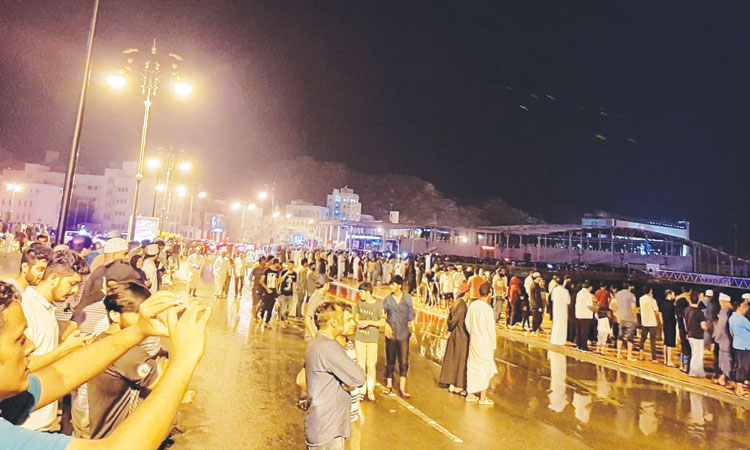 ക​ട​ൽ​ക്ക​ലി കാ​ണാ​ൻ മ​ത്ര​യി​ലേ​ക്ക്​ ഒ​ഴു​കി​യ​ത്​ ആ​യി​ര​ങ്ങ​ൾ