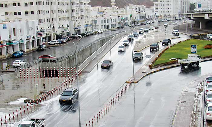 കാ​ലാ​വ​സ്​​ഥ മാ​റ്റ​ത്തി​െൻറ  വ​ര​വ​റി​യി​ച്ച്​ വി​വി​ധ​യി​ട​ങ്ങ​ളി​ൽ മ​ഴ