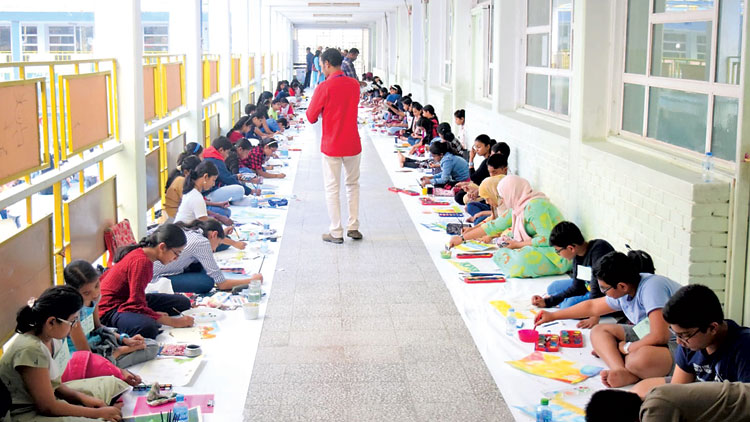 ഏ​ഴു​നി​റ​ങ്ങ​ളി​ൽ ച​ന്തം​ചാ​ലി​ച്ച്​ മ​ഴ​വി​ല്ല് –2019