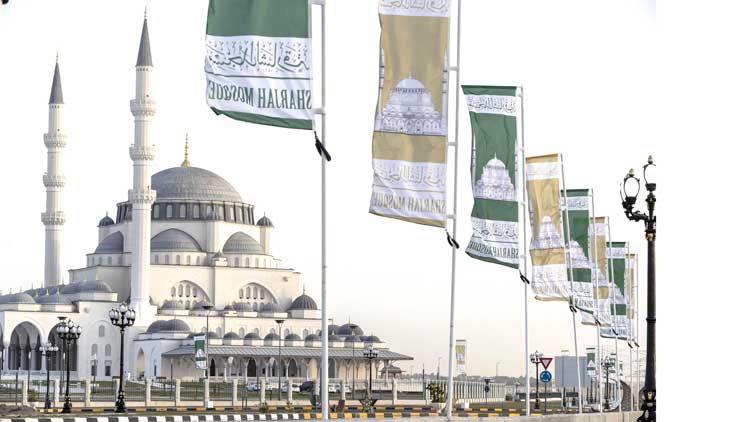 ഷാ​ർ​ജ പ​ള്ളി കാ​ണാ​ൻ സ​ന്ദ​ർ​ശ​ക​രു​ടെ ഒ​ഴു​ക്ക്​