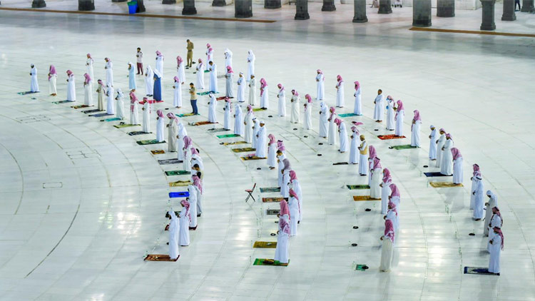 മക്ക ഹറമിൽ പതിവ് പ്രാർഥനകളുമായി റമദാനിലെ 27ാം രാവ്