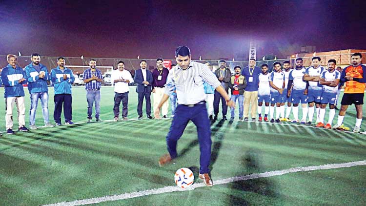 റി​ഫ മെ​ഗാ ക​പ്പ് ഫു​ട്​​ബാ​ൾ മ​ത്സ​ര​ത്തി​നു തു​ട​ക്കം