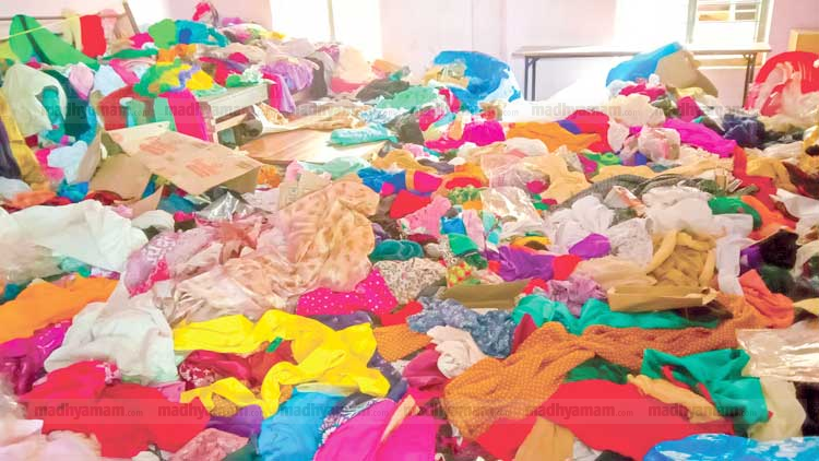 ചിലർ അയച്ചത് പഴയ അടിവസ്ത്രങ്ങൾ വരെ; ക്യാമ്പുകളിൽ ബാധ്യതയായി പഴന്തുണികൾ ചിലർ അയച്ചത് പഴയ അടിവസ്ത്രങ്ങൾ വരെ; ക്യാമ്പുകളിൽ ബാധ്യതയായി പഴന്തുണികൾ