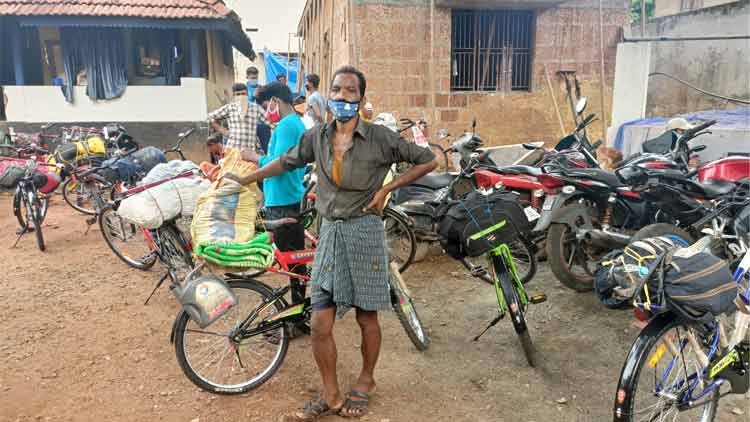 സൈക്കിളിൽ നാട്ടിലേക്ക് പു​റപ്പെട്ട അന്തർസംസ്​ഥാന തൊഴിലാളികളെ പൊലീസ്​ തിരിച്ചയച്ചു