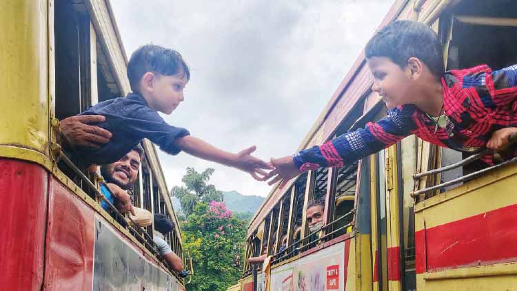 ക​രു​ത​ലി​ന് ന​ന്ദി​പ​റ​ഞ്ഞ് അ​വ​ര്‍ ചു​ര​മി​റ​ങ്ങി