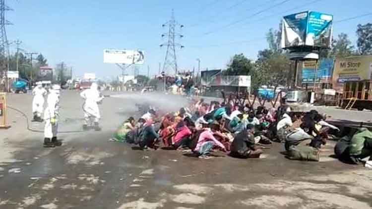 യു.പി യിൽ തിരിച്ചെത്തിയ തൊഴിലാളികളെ കൂട്ടിയിരുത്തി അണുനാശിനി തളിച്ചു - Video