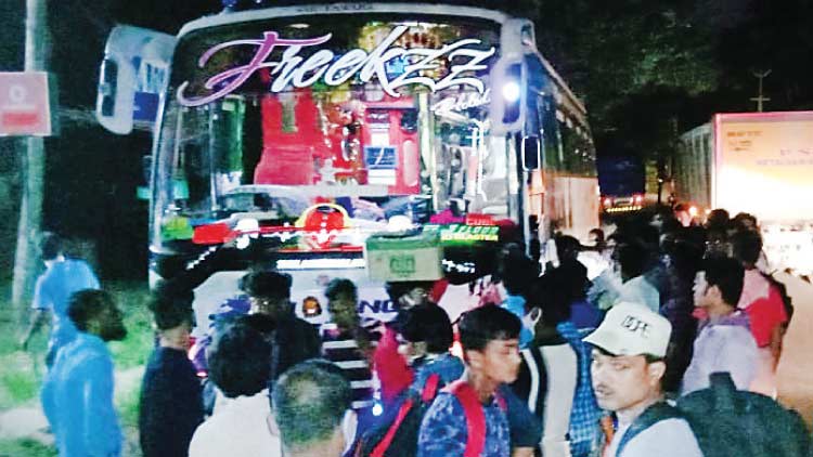 ബസ്​ വാടക രണ്ടര ലക്ഷം; സ്വന്തം ചെലവിൽ തൊഴിലാളികൾ ബംഗാളിലേക്ക് പുറപ്പെട്ടു 