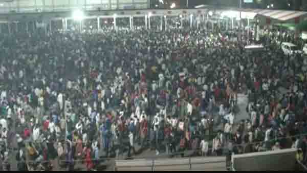 തൊഴിലാളികളുടെ പലായനം; കെജ്‌രിവാളിനെ പഴിചാരി, യോഗിയെ പുകഴ്​ത്തി കേന്ദ്രം