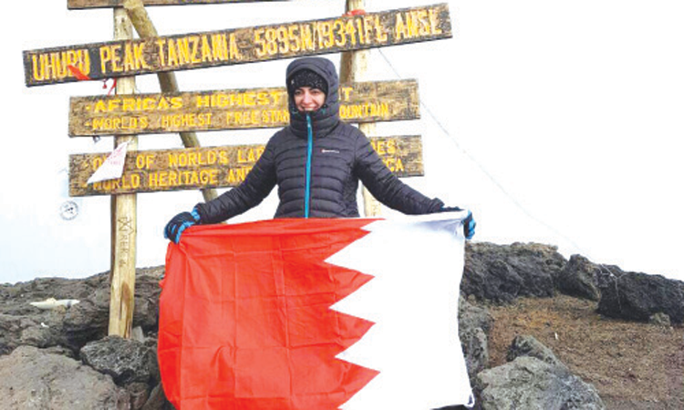 കിളിമഞ്ചാരോ പർവതത്തിൽ ബഹ്​റൈൻ പതാക പറത്തി വനിതാ ഡോക്​ടർ