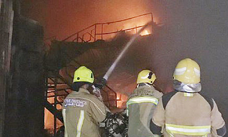 തീ ീ ീ...  മിനാ സായിദിൽ ​ അച്ചടി ശാലക്ക്​ തീപിടിച്ചു