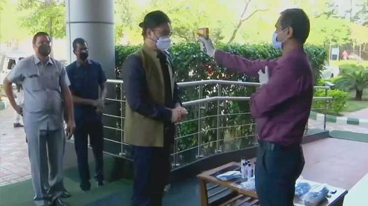 കേന്ദ്രമന്ത്രിമാർ ഒാഫീസിലെത്തി; പൊതുഗതാഗതമില്ലാത്തതിനാൽ വലഞ്ഞ്​ ജീവനക്കാർ