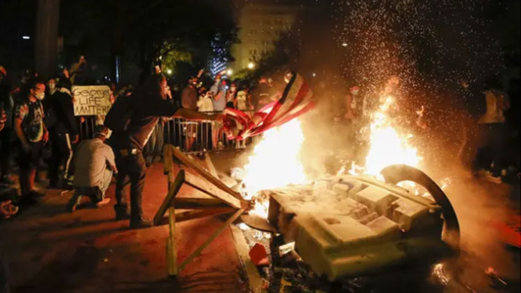 പ്രതിഷേധം കത്തുന്നു; 40 നഗരങ്ങളിൽ കർഫ്യൂ, പ്രക്ഷോഭകർക്കിടയിലേക്ക് ട്രക്ക് പാഞ്ഞെത്തി