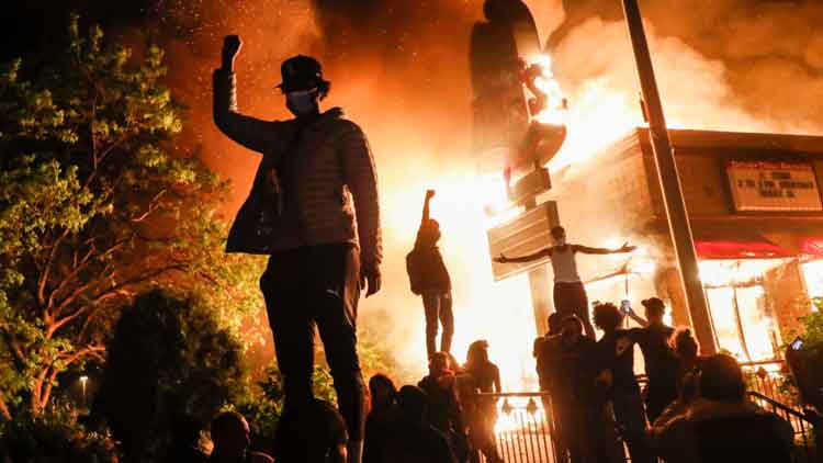 കറുത്തവനെയും മനുഷ്യനായി കാണൂ; പ്രക്ഷോഭം ജ്വലിക്കുന്ന അമേരിക്കൻ തെരുവുകൾ പറയുന്നു VIDEO