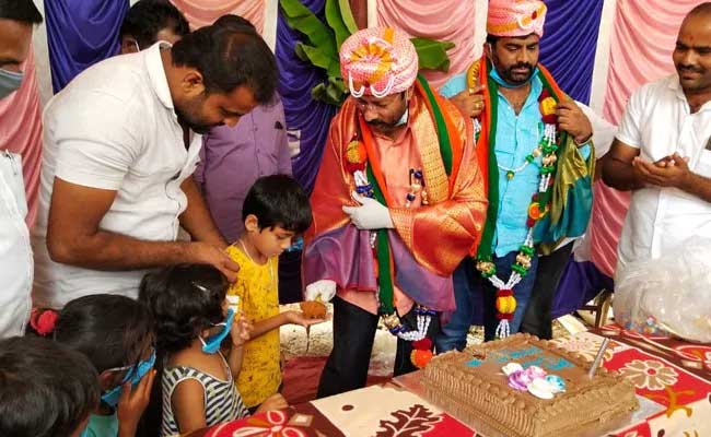 ലോക്ക്​ഡൗൺ ലംഘിച്ച്​ കർണാടകയിൽ ബി.ജെ.പി എം.എൽ.എയുടെ  പിറന്നാൾ ആഘോഷം