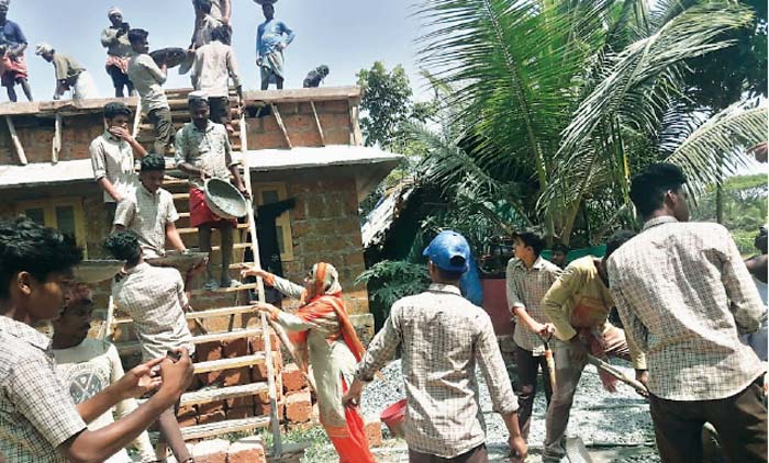 പ്ര​ള​യ​ത്തി​ൽ ഭ​വ​ന​ര​ഹി​ത​നാ​യ കൂ​ട്ടു​കാ​ര​ന് സ​ഹ​പാ​ഠി​ക​ളുടെ സ്​നേഹവീട്​