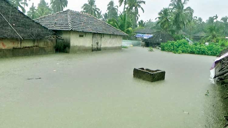 കലിതുള്ളി കടൽ: പൊന്നാനിയിൽ ആയിരത്തോളം വീടുകൾ വെള്ളത്തിൽ