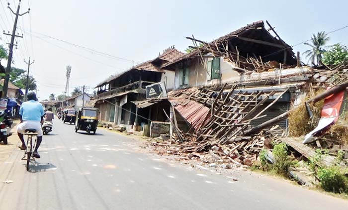 പൊ​ന്നാ​നി വ​ണ്ടി​പ്പേ​ട്ട​യി​ൽ ജീ​ർ​ണി​ച്ച കെ​ട്ടി​ടം ത​ക​ർ​ന്നു​വീ​ണു