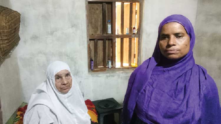 പ്രാ​ഥ​മി​കാ​വ​ശ്യ​ങ്ങ​ൾ​ക്ക്​ സൗ​ക​ര്യ​മി​ല്ല;  വ​യോ​ധി​ക​യും മ​ക​ളും ദു​രി​ത​ത്തി​ൽ