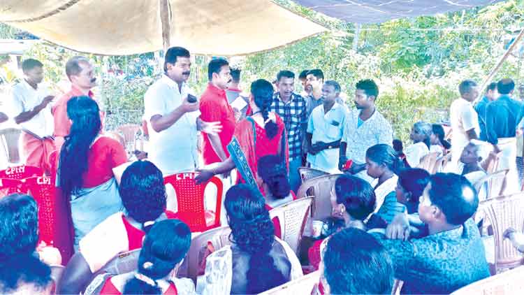 പ്രളയ പുനരധിവാസം:  വീടുനിര്‍മാണം എം.എൽ.എയുടെ നേതൃത്വത്തില്‍ തടഞ്ഞു