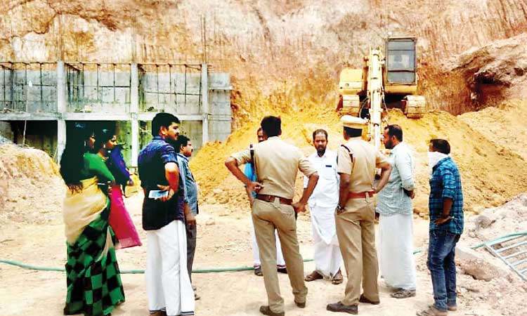 കു​ന്നി​ടി​ച്ചു​ള്ള അ​ന​ധി​കൃ​ത നി​ർ​മാ​ണം ത​ട​ഞ്ഞു