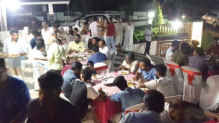 സൗ​ഹൃ​ദ​ത്തി​െൻറ  ഇ​ഫ്​​താ​ർ ഒ​രു​ക്കി  ദേ​വ​കി​യ​മ്മ​യും കു​ടും​ബ​വും