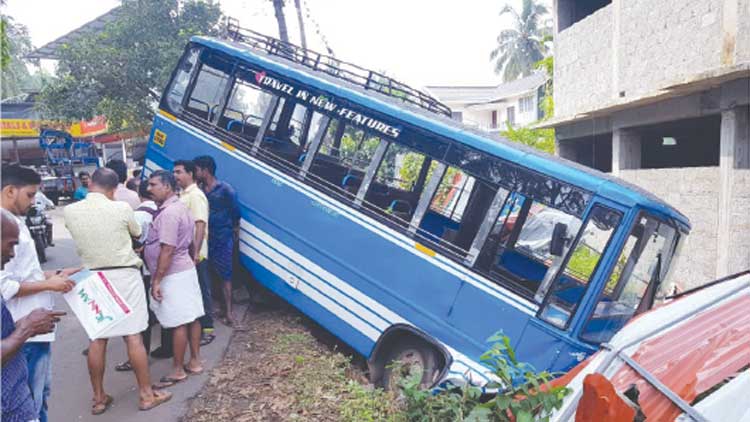 തി​രൂ​രി​ല്‍ നി​യ​ന്ത്ര​ണം​വി​ട്ട ബ​സ് താ​ഴ്ച​യി​ലേ​ക്ക് പ​തി​ച്ചു