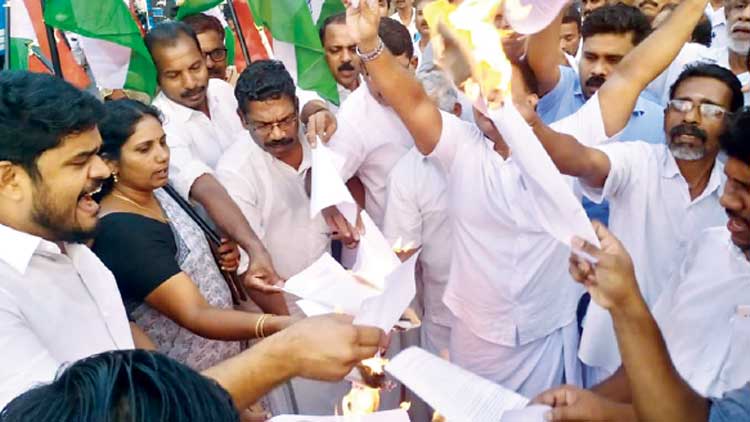 പൗ​ര​ത്വ ബി​ൽ: പ്രതിഷേധക്കനലടങ്ങാതെ...