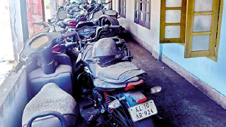 മോഷണ ഭീതി:  െതാണ്ടി വാഹനങ്ങൾ തട്ടിൻപുറത്ത്​