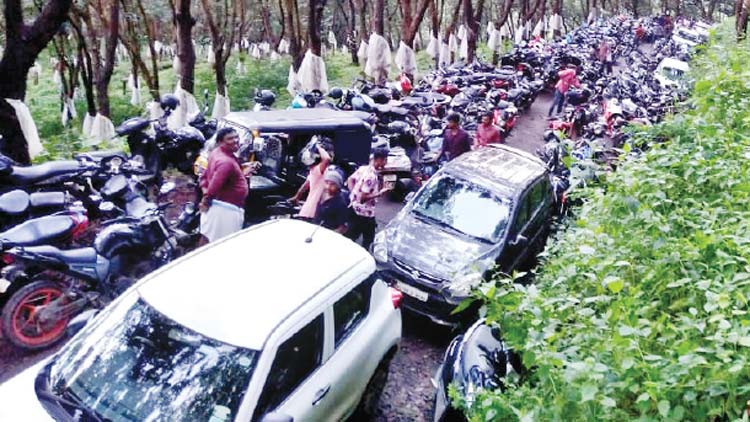 സ​ന്ദ​ര്‍ശ​ക​രാ​ൽ വീ​ര്‍പ്പു​മു​ട്ടി കു​ര​ങ്ങ​ന്‍ചോ​ല