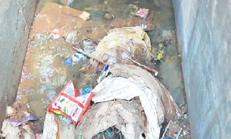 അ​ങ്ങാ​ടി​പ്പു​റ​ത്ത് മാ​ലി​ന്യ​ക്കു​ഴ​ലു​ക​ൾ  അ​രി​കു​ചാ​ലി​ലേ​ക്ക്