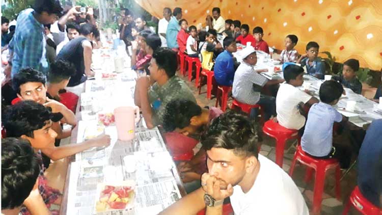 മ​ത​സൗ​ഹാ​ർ​ദം വി​ളി​ച്ചോ​തി ക്ഷേ​ത്ര​ത്തി​ൽ  ഇ​ഫ്താ​ർ സം​ഗ​മം