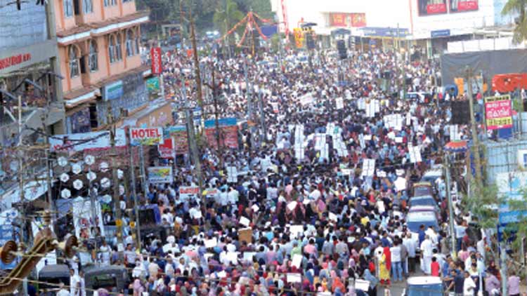 കത്തിജ്വലിച്ച്​....