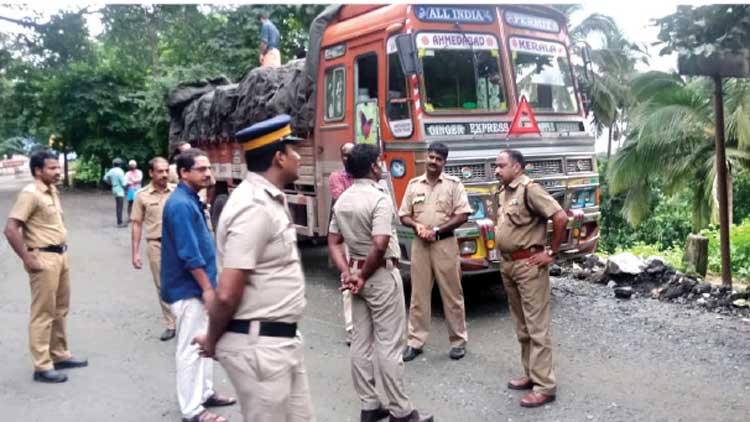 നിരോധിത പ്ലാസ്​റ്റിക് ബാഗുകൾ  പിടികൂടി; പുലിവാൽ പിടിച്ച്​ എക്സൈസ്